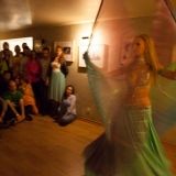 Belly Dance Show ze skrzydłami Izis podczas imprezy urodzinowej